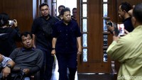 Saat tiba di Pengadilan Tipikor, Jakarta, Setnov panggilan Ketum Golkar itu nampak menyapa awak media.
