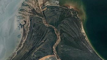 Sebuah delta yang menarik di sungai William di California dengan warna berbeda-beda. Bagian kiri sepertinya diselimuti es. Foto: boredpanda