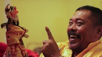 Meski begitu, kesenian Wayang Potehi yang identik dengan unsur Tionghoa membuat kesenian ini sempat meredup di masa Orde Baru.