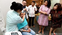 Ketua Forum Silaturahmi Istri Karyawan Telkom (Forsikatel) Evelita Alex J. Sinaga bersama dan Direktur Utama Telkomedika dr. Ekko Soekiswanto menyaksikan demo microdermabrasi saat peresmian Telkomedika Health Center, di Jakarta, Senin (18/2/2019). 