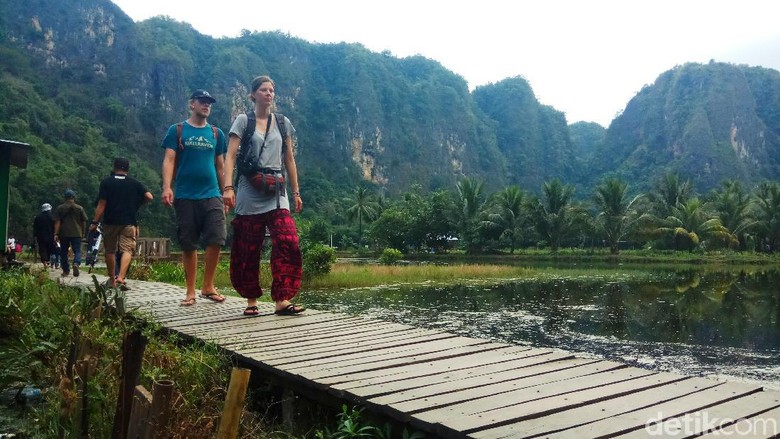 Ilustrasi turis di Rammang-rammang, Maros (Moehammad Bakrie/detikTravel) Ilustrasi turis di Rammang-rammang, Maros (Moehammad Bakrie/detikTravel)