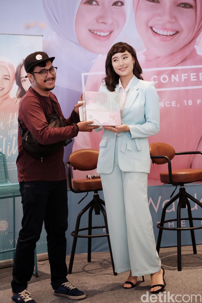 Hal itu pun diamini oleh Tatjana Saphira. Mengaku hobi baca buku sejak kecil, Tatjana mengingatkan pentingnya untuk memperkaya diri dengan kegiatan positif. Foto: Silmia Putri/Wolipop