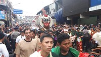 Tidak lupa, barongsai ikonik yang menyusuri Jalan Suryakencana (Farhan/detikTravel)