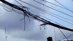 Bahaya! Kabel Semrawut Ini Putus Gegara Terbakar