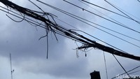 Kabel tersebut terbakar sekitar pukul 14.30 WIB. 
