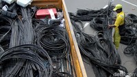 Kabel-kabel semrawut yang telah dipangkas oleh petugas selanjutnya digulung dan diangkut ke atas truk.