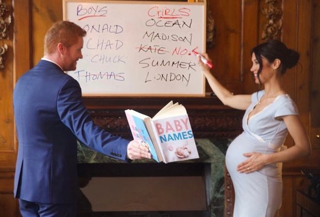 Ada juga foto ketika pasangan itu tengah memilih nama bayi dan menulisnya di papan tulis. Terselip nama Kate, dan di sampingnya tertulis No. Foto: dok. Alison Jackson