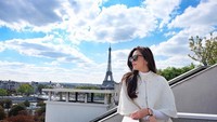 Ini gaya Sririta Jensen saat berada di Paris, Perancis. (sriritajensen/Instagram)