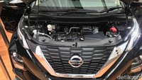 Memiliki bentuk yang serupa, bagian depan serta belakang Livina dan Xpander berbeda. Kalau Nissan bagian depannya mempertahankan grille V-motion sebagai ciri khasnya. Foto: Roby Setiawan
