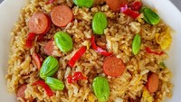 Menggiurkan banget ya? Buat penggemar petai, sosis, cabai dan petai jadi paduan enak buat nasi goreng komplet. Foto : Instagram @dapur_nn