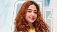 Dewi Perssik muncul di ranah hiburan setelah terkenal dengan lagu dangdut miliknya dan juga goyangan khasnya. Dok. detikHOT