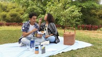 Dengan gaya rambut yang keren. Nadien tampak sedang menikmati makanan sambil piknik. Kira-kira wanita kelahiran 1995 ini lagi makan apa ya? Foto: Instagram@nadinemmanuella