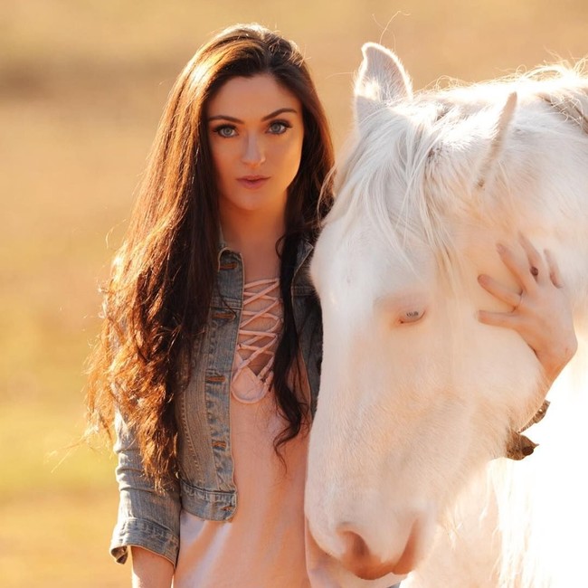 Aku selalu suka binatang. Menurutku bukan sesuatu yang mengejutkan jika aku hidup seperti ini. Saat kecil, kamarku selalu dipenuhi boneka bentuk hewan karena aku tidak bisa memiliki yang aslinya, tutur Adri, seperti dikutip dari Daily Mail. Foto: Instagram/@adrirachelle