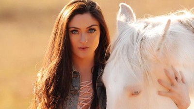 Foto: Wanita Cantik yang Punya 90 Hewan Peliharaan, dari Babi hingga Piton