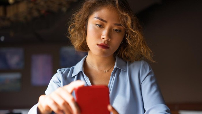 Ilustrasi wanita sedang melihat informasi lewat internet yang bisa menjadi sumber pikiran negatif. Foto: iStock Ilustrasi wanita sedang melihat informasi lewat internet yang bisa menjadi sumber pikiran negatif. Foto: iStock