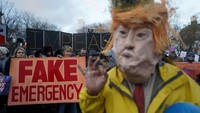 Seorang demonstran memakai boneka Trump. REUTERS/Go Nakamura.