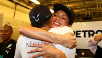 Pelukan mesra dari Nicole usai Lewis berhasil mendapatkan gelar juara dunia. Mark Thompson/Getty Images