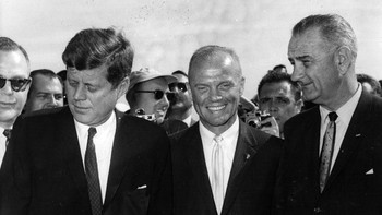 John Glenn menjadi pahlawan nasional AS setelah 4 jam 56 mengorbit. Ia tampak diapit Presiden AS John F. Kennedy (1917 - 1963) dan Wakil Presiden Lyndon B. Johnson (1908 - 1973). (Foto: Central Press/Getty Images)