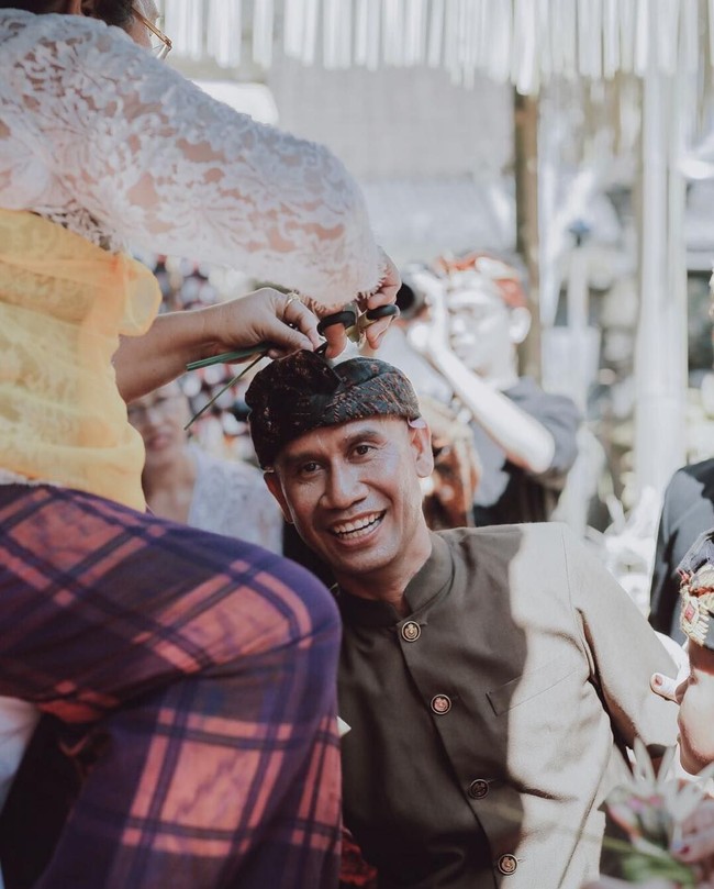 Dan inilah ayah mempelai pria yang memiliki hajat royal wedding, I Gusti Ngurah Anom atau akrab disapa Ajik Cok. Pria yang kini menjadi konglomerat karena sukses berjualan oleh-oleh khas Bali itu begitu bahagia dengan pernikahan putranya. Foto: Instagram @Allseasonsphoto, Instagram @rivieraeventorganizer