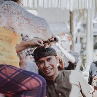 Dan inilah ayah mempelai pria yang memiliki hajat royal wedding, I Gusti Ngurah Anom atau akrab disapa Ajik Cok. Pria yang kini menjadi konglomerat karena sukses berjualan oleh-oleh khas Bali itu begitu bahagia dengan pernikahan putranya. Foto: Instagram @Allseasonsphoto, Instagram @rivieraeventorganizer