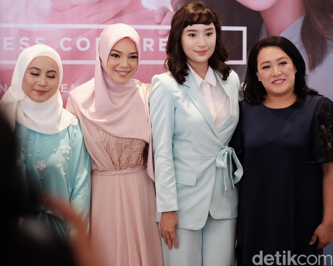 Tak sedikit netizen yang sering memanggil Dewi Sandra dan Tatjana Saphira sebagai bidadari. Hal ini tak hanya karena kecantikan paras semata, tapi juga image mereka yang positif di masyarakat. Foto: Silmia Putri/Wolipop