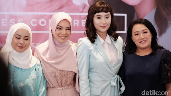 Sering Disebut Bidadari, Ini Beda Gaya Dewi Sandra dan Tatjana Saphira