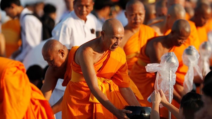 Perayaan Makha Bucha merupakan upacara keagaamaan terbesar di Thailand. Pada perayaan itu, warga Buddha bersembahyang dan memberikan sedekah kepada para biksu.