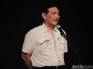 Luhut Minta Sandiaga Perbaiki WC di Tempat Wisata