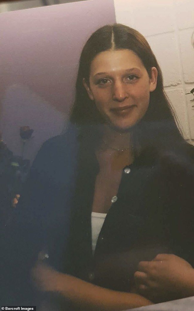 Diakuinya, dulu ia sangat tak percaya diri. Terlebih dengan payudaranya. Sindy mengaku sebagai korban bully karena dadanya yang disebut rata. Ia jadi terobsesi dengan operasi plastik. Foto: dok. Barcroft TV