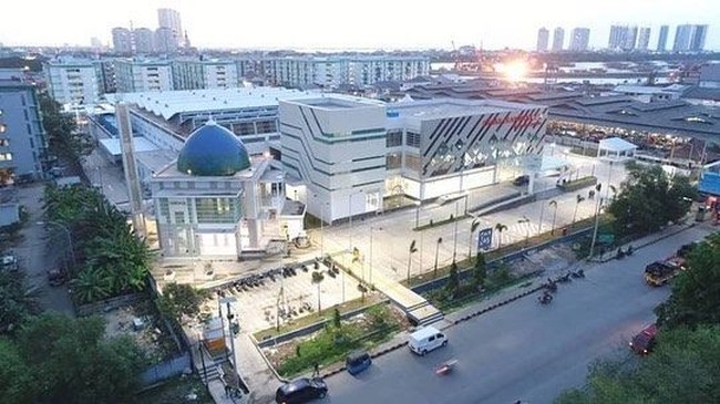 Kerennya Pasar Ikan Muara Baru dan Gaya Kulineran Presenter Rey Utami