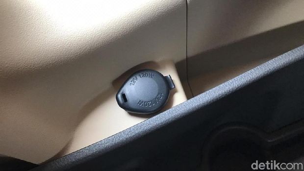 Untuk baris belakang ada power outlet