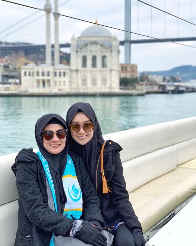 Sebelum sampai di Tanah Suci, mojang Bandung ini mengunjungi Istanbul Turki bersama keluarganya. Selama berhalan-jalan di sana ia tak melepas hijabnya. Foto: Instagram/kevinlln