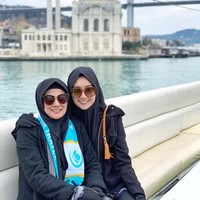 Sebelum sampai di Tanah Suci, mojang Bandung ini mengunjungi Istanbul Turki bersama keluarganya. Selama berhalan-jalan di sana ia tak melepas hijabnya. Foto: Instagram/kevinlln