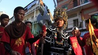 Seorang peserta mengenakan pakaian tradisional selama acara Hei Neak Ta berlangsung. Heng Sinith/AP Photo.