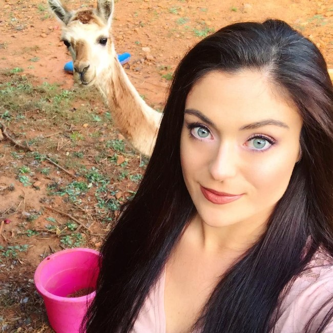 Adri juga mengeluarkan uang Rp 141 jutaan lainnya untuk membangun guest house khusus babi, burung dan marmut miliknya. Ia bahkan membuat tempat tidur khusus agar beberapa hewan kesayangan bisa tidur bersamanya di malam hari. Foto: Instagram/@adrirachelle