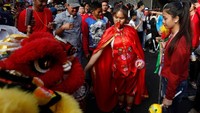 Selain berisi aksi ekstrem Hei Neak Ta juga menampilkan atraksi barongsai. Acara ini menjadi penanda akhir perayaan tahun baru Imlek. Samrang Pring/Reuters.