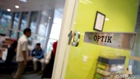 Tapi optik yang ada ini juga cukup untuk memenuhi kebutuhan para karyawan dan pekerja untuk memenuhi kebutuhannya ditengah kesibukannya bekerja.