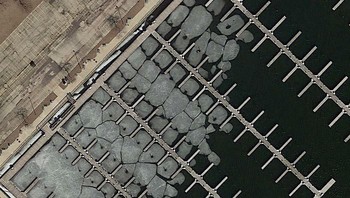 Adalah Will, ahli geologi dari New Orleans yang tekun mengamati Google Earth dan mengambil gambar-gambar Bumi misterius dan menarik. Ini adalah favoritnya, pelabuhan dekat Milwaukee dengan es yang dalam proses pecah. Foto: boredpanda