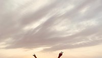 Pelantun lagu Havana itu juga mengunjungi gurun pasir di Dubai. Wajahnya tampak bahagia mendatangi gurun pasir yang indah (Instagram/camila_cabello)