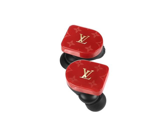 Januari lalu, Louis Vuitton baru saja merilis wirelesse earpiece bernama Horizon dengan logo monogramnya yang khas. Untuk memasuki market audio pertamakalinya ini, LV menggandeng Master & Dynamic, sebuah perusahaan audio asal New York. Earpiece berteknologi Bluetooth ini bisa dipakai untuk perangkat Android dan Apple dengan software Siri juga Google Assistant. Harga earpiece ini US$ 995 atau sekitar Rp 14 jutaan. Foto: Istimewa