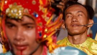 Dalam perayaan Hei Neak Ta sejumlah warga akan menjadikan dirinya sebagai medium roh dan melakukan atraksi ekstrem layaknya debus. Samrang Pring/Reuters.