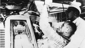 Di dalam kapsul Friendship 7, John Glenn melintasi jarak 130 ribu km dalam waktu kurang dari lima jam ketika mengorbit Bumi tiga kali. (Foto: Keystone/Getty Images)