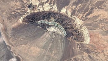 Sebuah struktur geologi antiklin di Iran. Foto: boredpanda