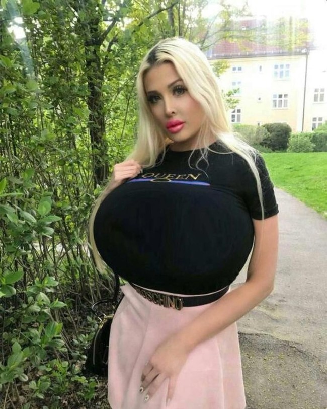 Ia tak peduli dengan komentar nyinyir netizen yang tak jarang menyerangnya di Instagramnya yang memiliki followers 154 ribu. Begitu juga dengan publik yang kadang melihatnya dengan sinis atau tertawa. Foto: Instagram (@sindystarlet)