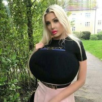 Ia tak peduli dengan komentar nyinyir netizen yang tak jarang menyerangnya di Instagramnya yang memiliki followers 154 ribu. Begitu juga dengan publik yang kadang melihatnya dengan sinis atau tertawa. Foto: Instagram (@sindystarlet)