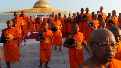 Ratusan Biksu Penuhi Kuil di Thailand Peringati Hari Makha Bucha