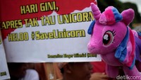 Massa aksi yang tergabung dalam Komunitas Blogger Milenial (KBM) menggelar aksi #SaveUnicorn di depan kompleks Monas, Jakarta, Selasa (19/2/2019).