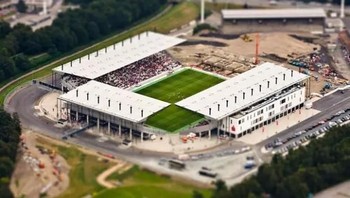 Stadiun terlihat seperti miniatur. Foto: Ultralink