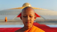 Para biksu dan umat Buddha beribadah di perayaan keagamaan itu untuk memperingati peristiwa Buddha mencapai pencerahan.