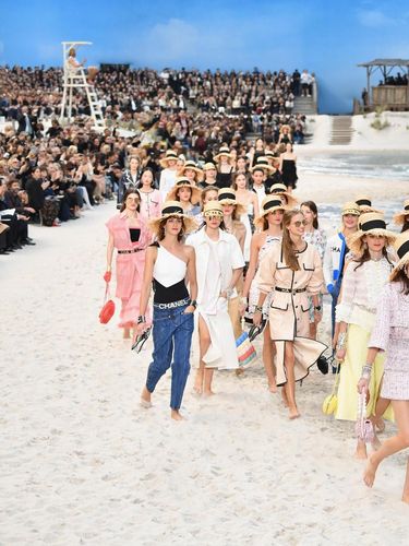 5 Kontroversi Karl Lagerfeld Semasa Hidup, Dress Al Quran hingga Anti Gemuk